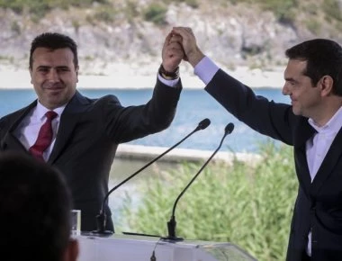 Πώς η κυβέρνηση δέσμευσε νομικά την χώρα ακόμα κι αν δεν εγκριθεί η συμφωνία με τα Σκόπια με αντάλλαγμα το... χρέος